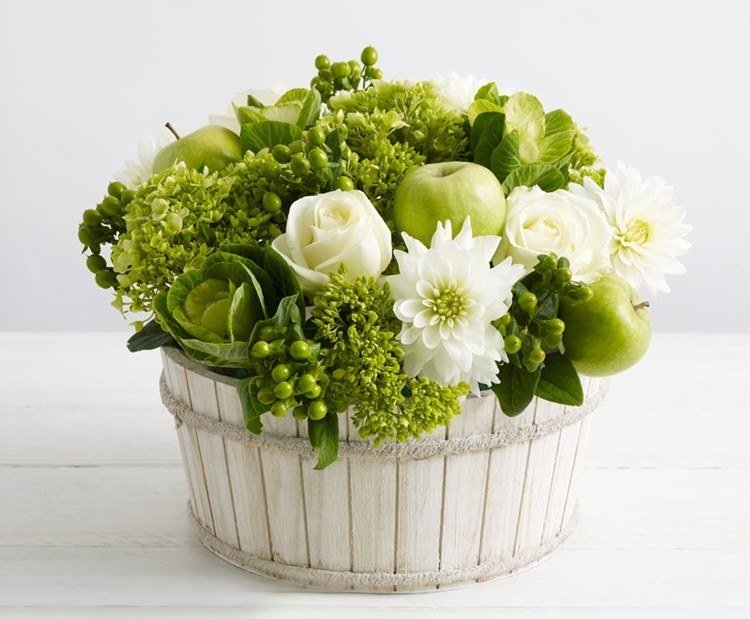 Vyrežte jablko a aranžujte s bielymi kvetmi a kapustou Deco-prírodné materiály-sud-jablko-biela-ruža-hyacinty