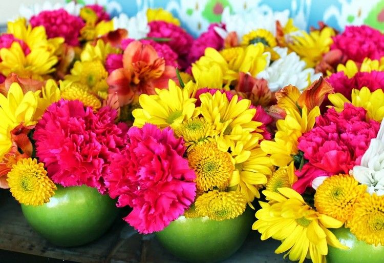 Čerstvé kvety v jablkách - klinčeky a garbiare Deco-prírodné materiály-jablkový-kvetináč-karafiáty-ružovo-žltý-gerber