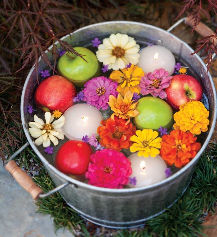 Kvety, voňavé plávajúce sviečky a jablká v železnom vedre Deco-prírodné materiály-jablkové kvety-železo-vedro-výplň