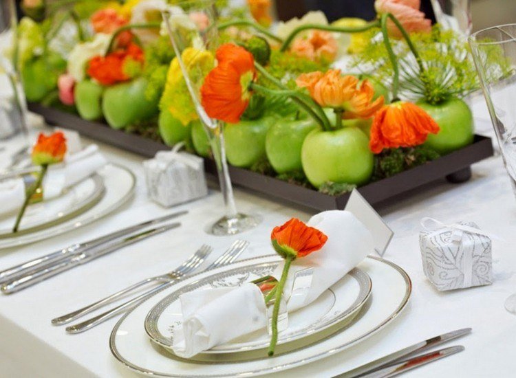 Nápadité dekorácie na stôl so zelenými jablkami na stole Deco-prírodné materiály-jesenná dekorácia-jablko-kvety-svadobný stôl