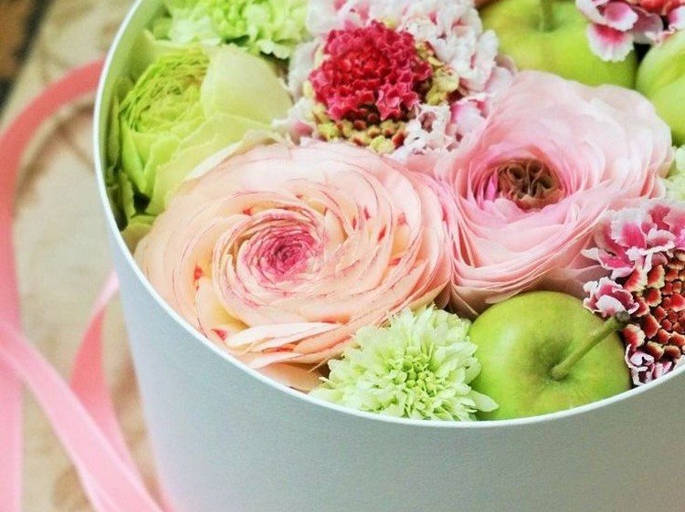 Zabaľte kvety a jablká ako darček Deco-prírodné materiály-ruža-drotár-jablko-nápad na darček