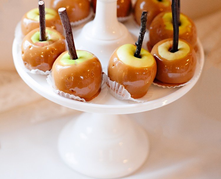 Polejte jablká karamelom - upečte lahodný dezert Deco-prírodné materiály-karamel-jablko-detské narodeninové sladkosti