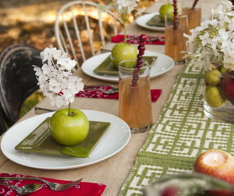 Ozdoby na stôl vďakyvzdania - jablká a sezónne kvety Deco-prírodné materiály-jablko-tanier-aranžovanie-nápady-behák na stôl