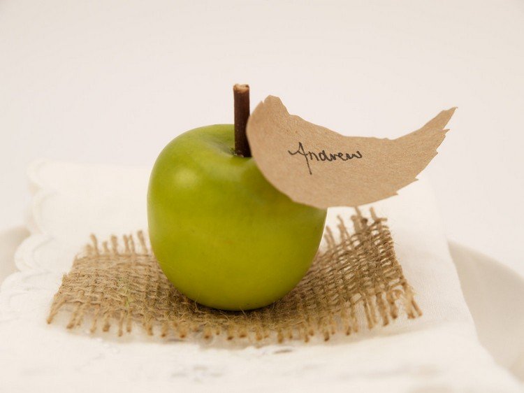 Apple naaranžoval ako miestenku na tanier Deco-prírodné materiály-jablko miesto karta-stôl dekorácie nápad