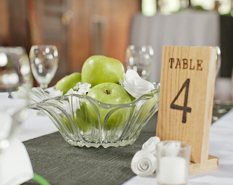 Biele kvety a zelené jablká na svadobnom stole Deco-prírodné materiály-biele kvety-zelená-jablko-svadba-zimná dekorácia