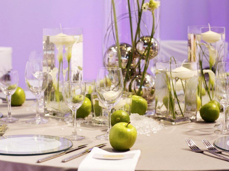 Svadobné dekorácie na stôl v zelenej a bielej farbe na stole Deco-prírodné materiály-zelené-jablká-biele-plávajúce-sviečky-nápady