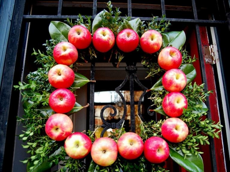Dekorácia z prírodných materiálov - hranatý veniec do dverí z jabĺk a buxusu dekorácia z prírodných materiálov veniec do hranatých dverí aranžérske úpravy jeseň zima