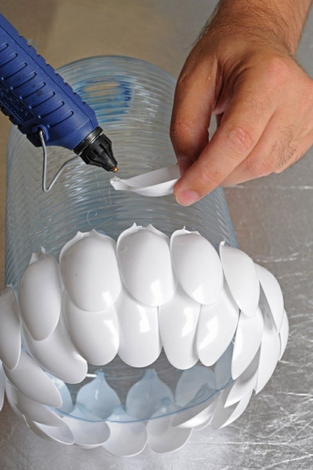 lepenie plastovej žiarovky na lyžicu