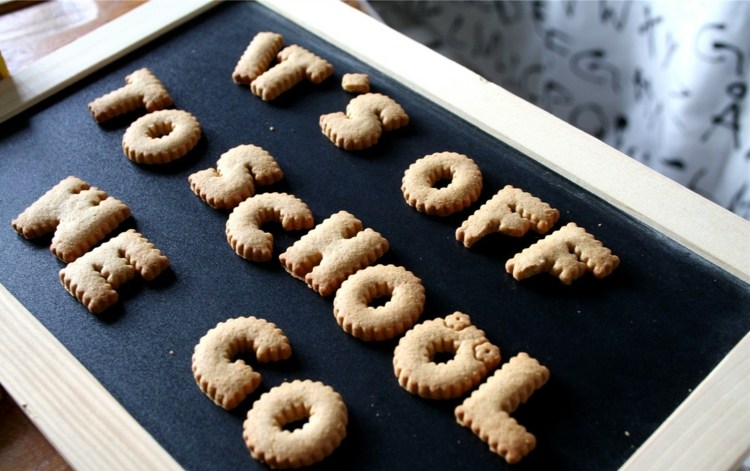 dekorácia stola-škola-bridlica-sušienky-ruský-chlieb-veľvyslanectvo-gratulujeme