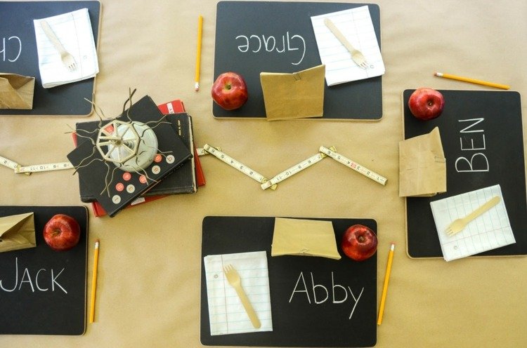 dekorácia stola-školenie-originál-taniere-dosky-mená-hostia-knihy-dekorácia