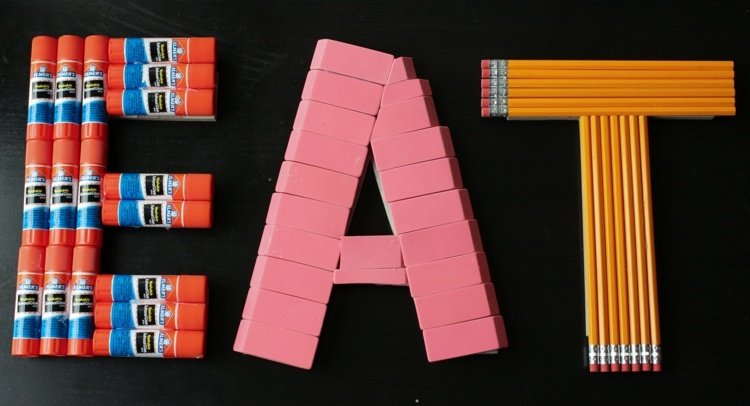 dekorácia stola-školenie-dizajn-slova-ceruzky-guma-lepidlo