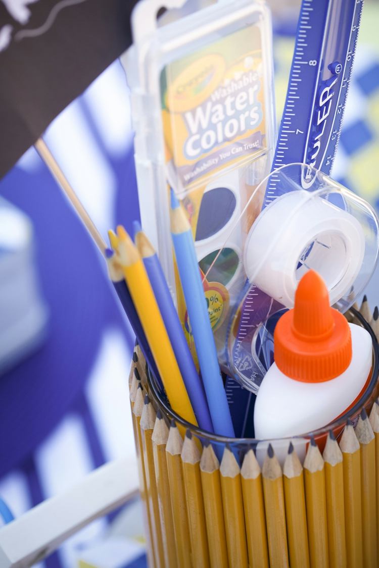 dekorácia stola-škola-školské pomôcky-perá-páska-pravítko-zábava