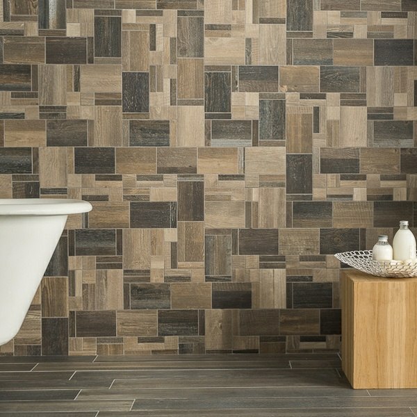 nápady na dizajn hnedej steny v kúpeľni kamenná mozaika