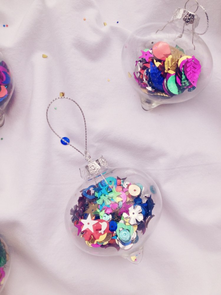 Vianočný nápad s cetkami naplnenými farebnými flitrami dekorácia na vianočné ozdoby nápad na sklenené farebné flitre