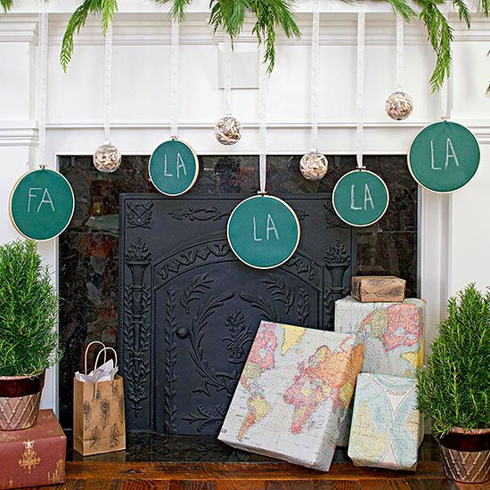 Veniec ručné práce-vianočné listy sa lepia na ozdobný papier Veniec ručné práce-vianočné listy vystrihnuté z lepenky na nápady na dekoráciu