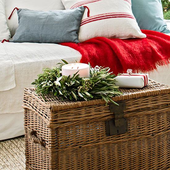 Vianočná zelená dekoratívna mini veniec s kravatou a stĺpikom na sviečku Poťah na vianočnú posteľ, červený, zelený, deko, mini veniec, kravata, stĺpik, prútie, bočný stôl