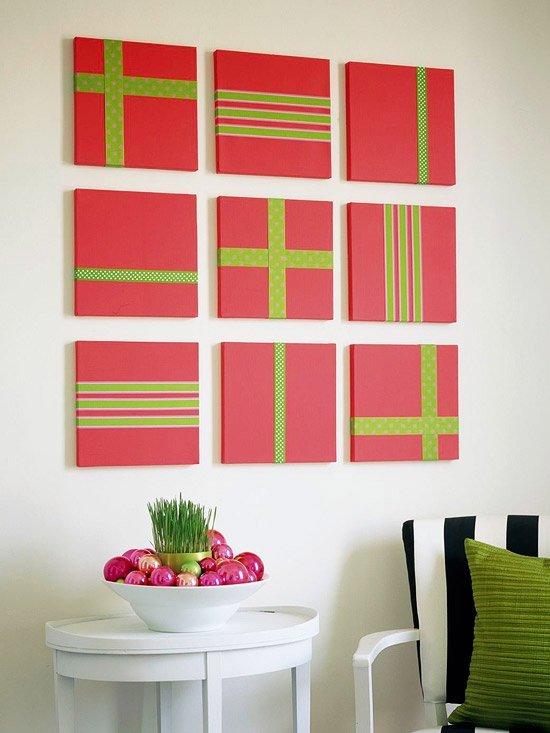 Nástenná dekorácia-červeno-zelené stuhy ako darček k Vianociam Dizajnové červeno-zelené stuhy darčeková optika na stenu