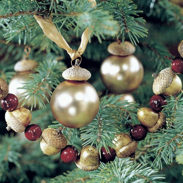 Vianočná dekorácia - veniec z lesných plodov a zlatých žalude ozdoba na vianočný veniec zlaté žalude bobuľové gule