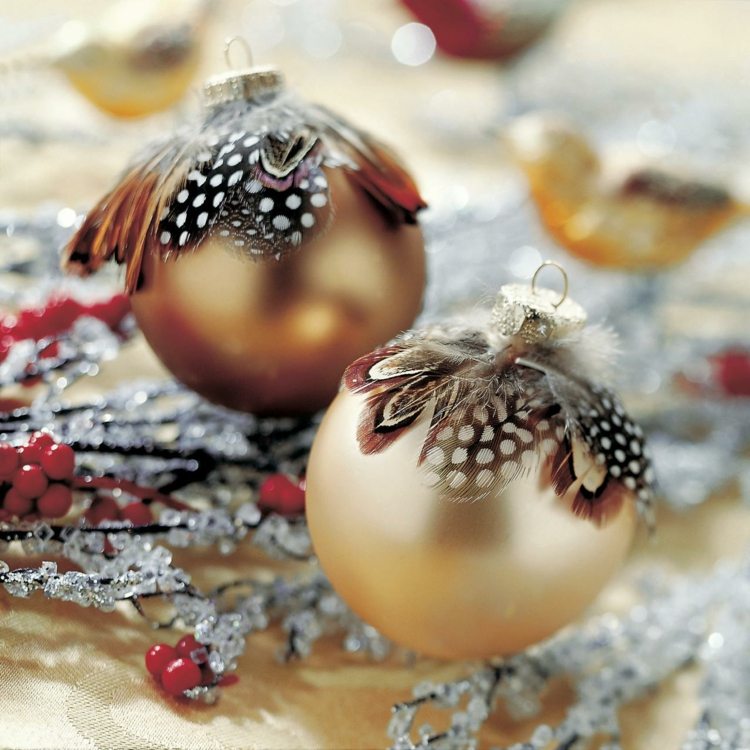 Na Vianoce ozdobte zlaté ozdoby perím ozdoby na vianočné ozdoby zlaté zdobia perie umelé konáre