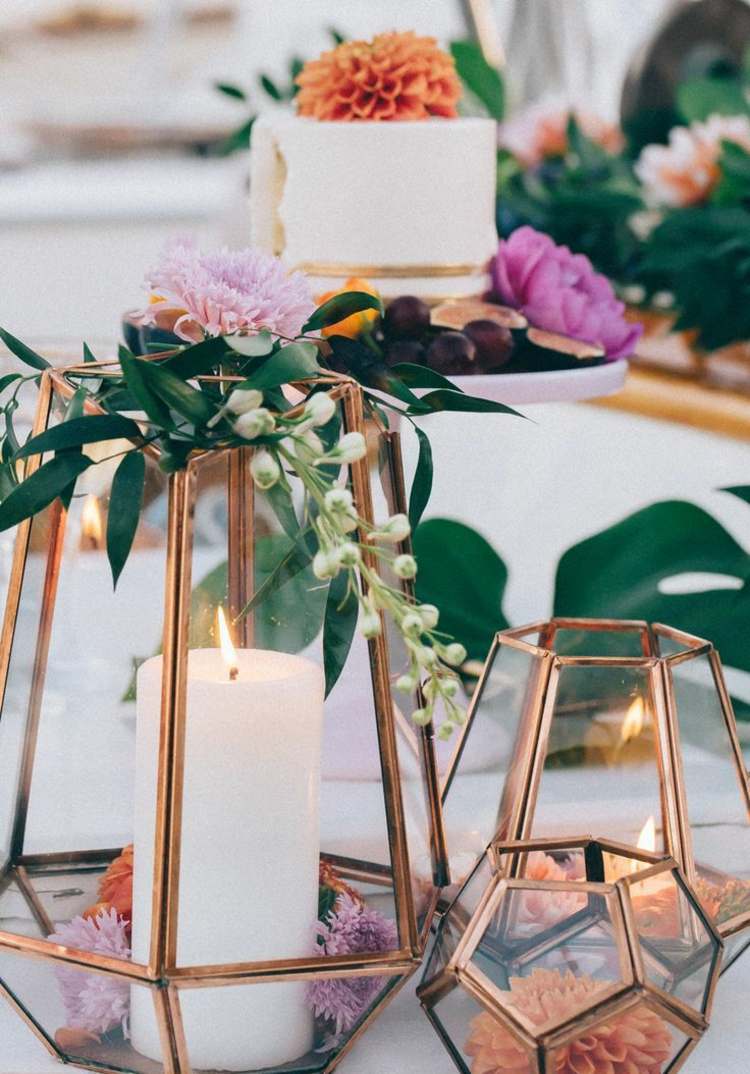 Dekorácia z geometricky tvarovaných lampiónov dekorácia na svadbu geometrická-lampáš-sviečka-pivonky-nápad