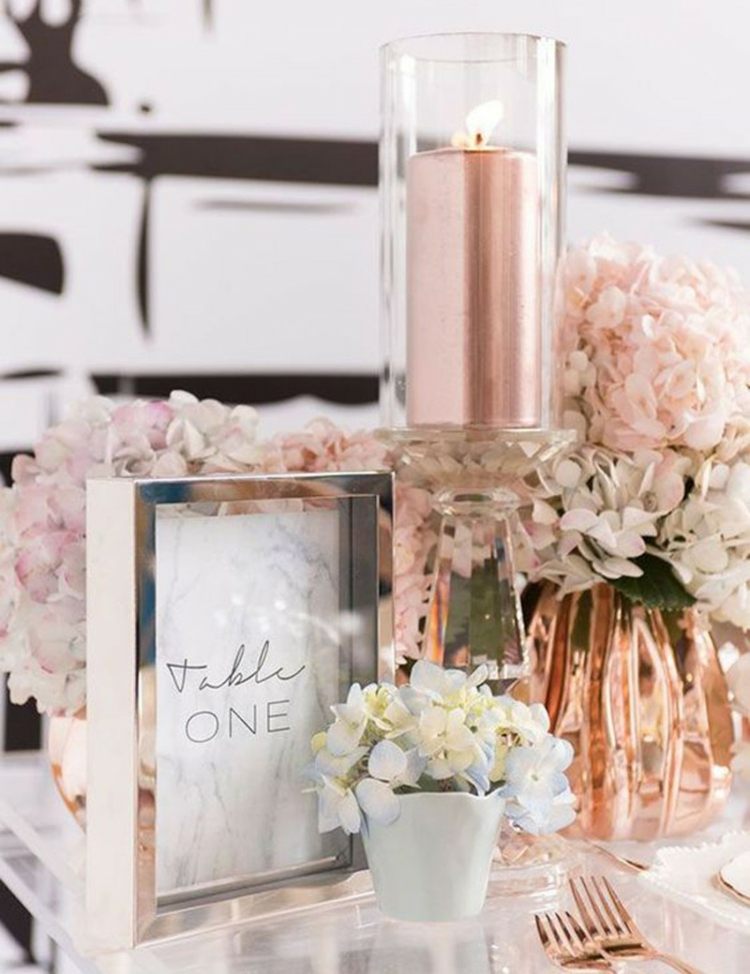 Skombinujte horúce a studené kovy na svadbu deco-svadobný-stôl-zdobenie-inšpirácia-strieborný-rám-medená-sviečka-metalíza