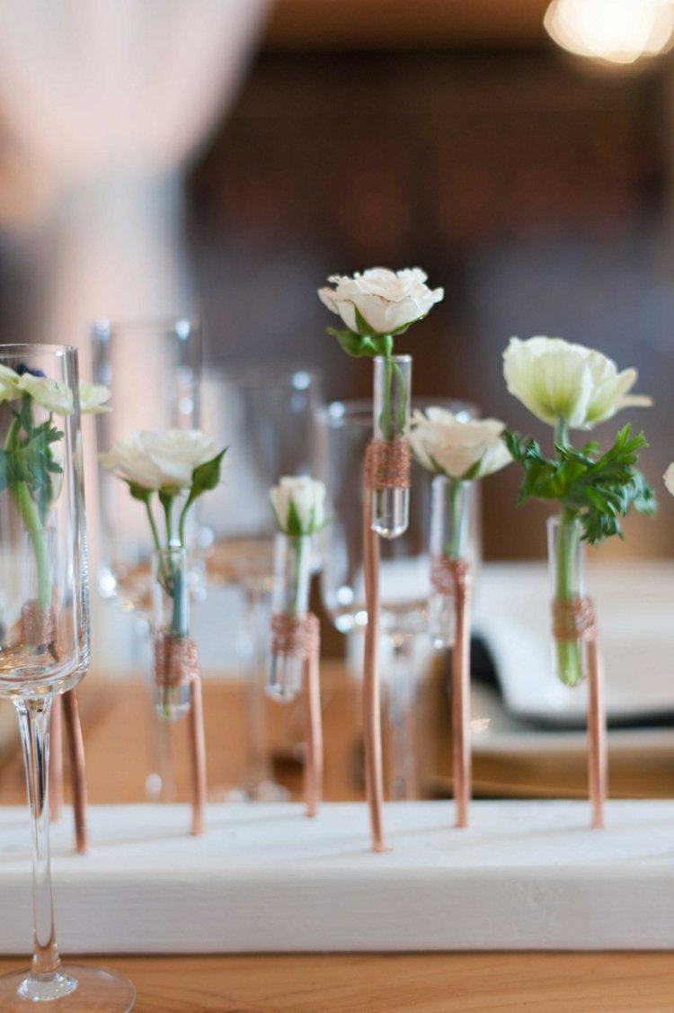 Nápad na dekoráciu so skúmavkami, ružičkami a medeným drôtom deco-svadba-biele ruže-skúmavka-drôt-medené-šperky