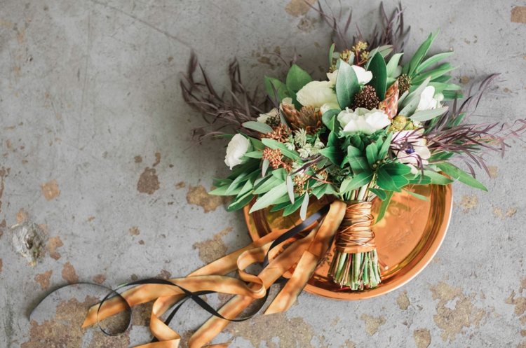 Krásna svadobná kytica s drôtenou ozdobou deko-svadobno-svadobná kytica-stužka-podnos-medená-farba-téma-vinobranie