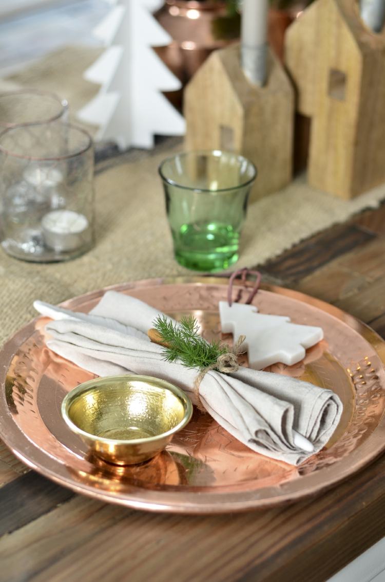 deco-nápady-vianočný-stôl-dekorácie-medený-tanier-zlatá-misa