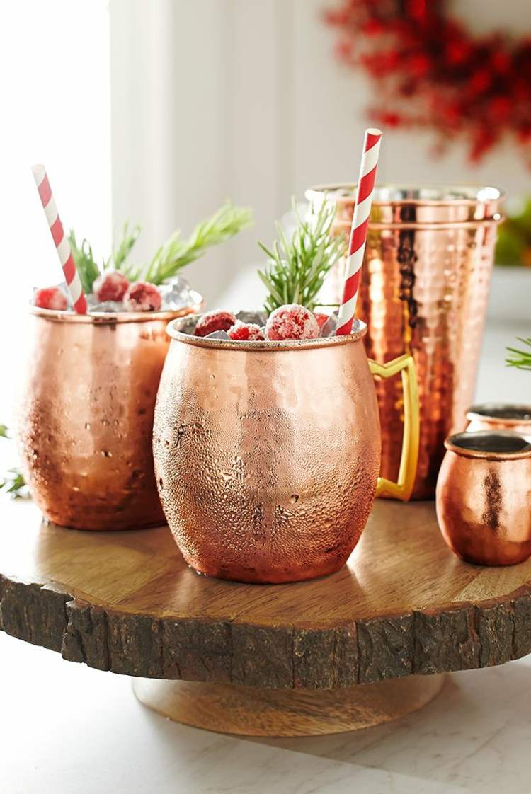 deco-nápady-vianočné-medené-kovové-hrnčeky-hrnčeky-drevo-diskové-stojany