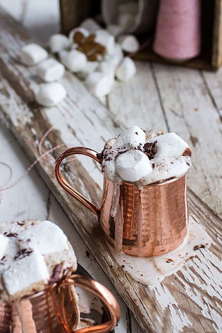 deco-nápady-vianočné-zimné-kakaové-horké-čokoládové-medené-hrnčeky-rustikálne-marshmallows