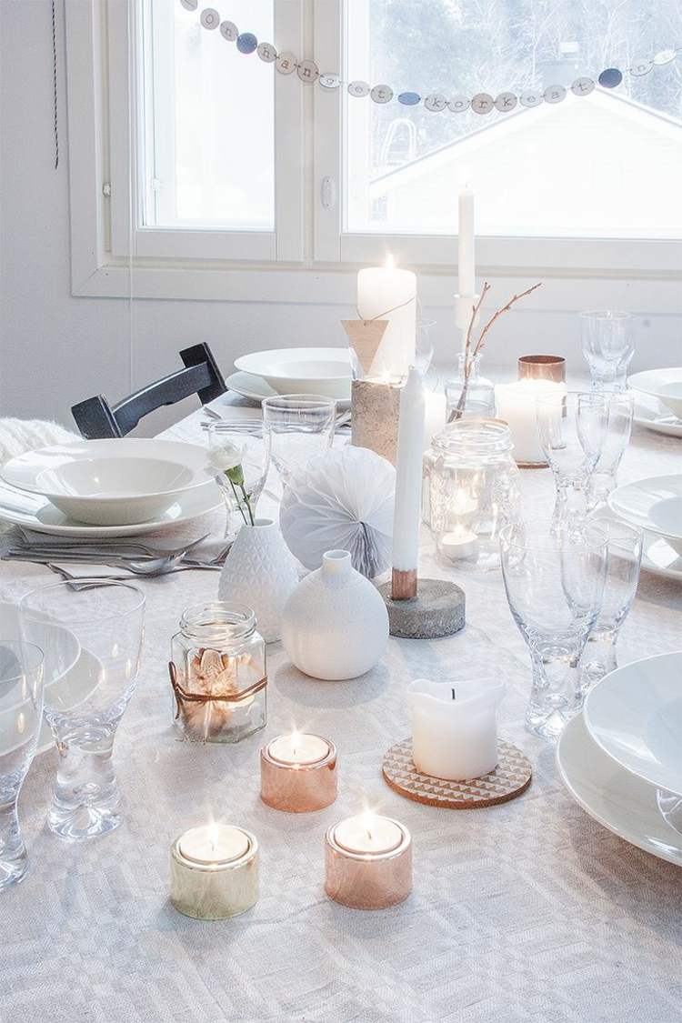 deco-nápady-vianočný-stôl-dizajn-lampáše-medené-biele-riady