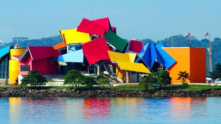 dekonštruktivizmus-architektúra-frank-gehry-biomuseo-panama