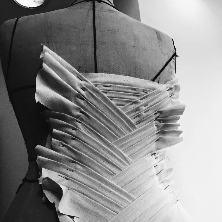 dekonštruktivizmus-móda-drapáž-umenie-strih