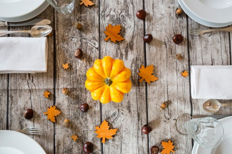 Ozdobte jesenný banketový stôl dekorácia-jesenné-listy-drevo-stôl-oranžové-nuansy