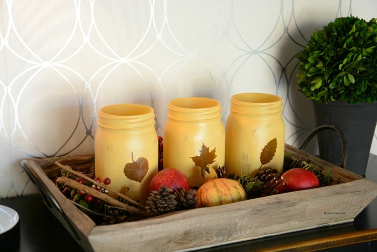 Zdobený podnos s murárskymi nádobami dekorácia-jesenný-podnos-dizajn-tégliky-žltá-tapeta