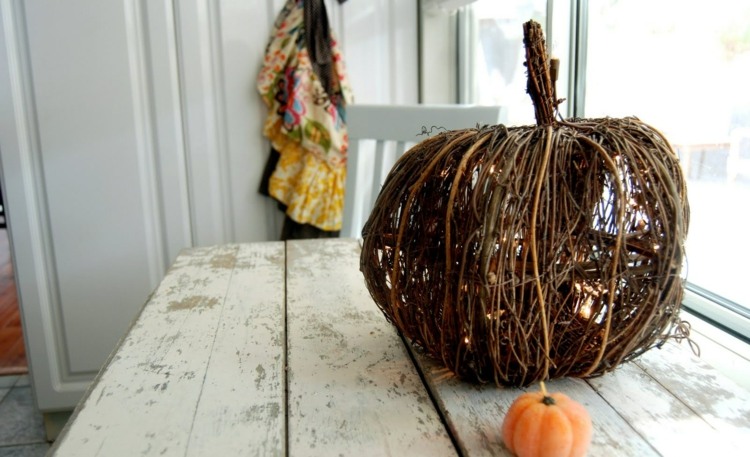 Na jeseň urobte tekvicu z vetvičiek dekorácia na jesenné konáre-košík-tekvica-tvar-nápad
