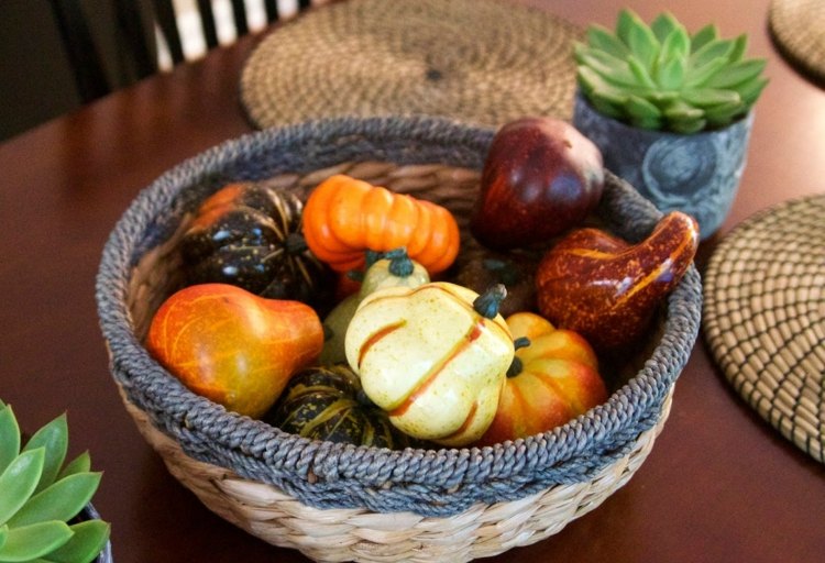 Jesenná dekorácia stolu s malými ozdobnými tekvičkami dekorácia-na-jeseň-misa-tekvica-aranžmán-slávnostný stôl