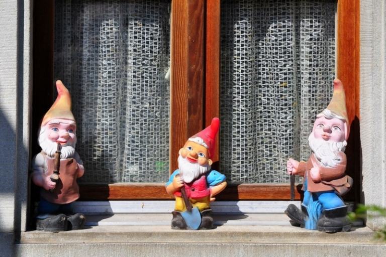 Ozdobte vonkajšiu stranu okna záhradnými trpaslíkmi dekorácia okenný parapet záhradní trpaslíci vonkajší nápad figúrky drevený profil