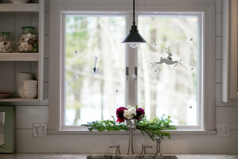 Dekorácia parapetu z jedľovej zelene a kvetov dekorácia na okenný parapet romantika jedľové konáre kvety fialová