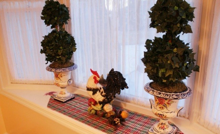 Parapet je ozdobený umelými stromami dekorácia na okenný parapet umelý strom kohút figúrka bežec na stôl