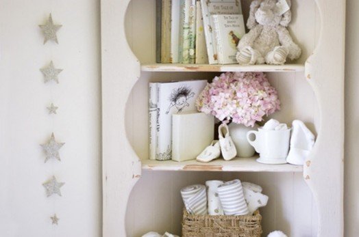 dekorácia do detskej izby v nástennej polici vo vintage vzhľade