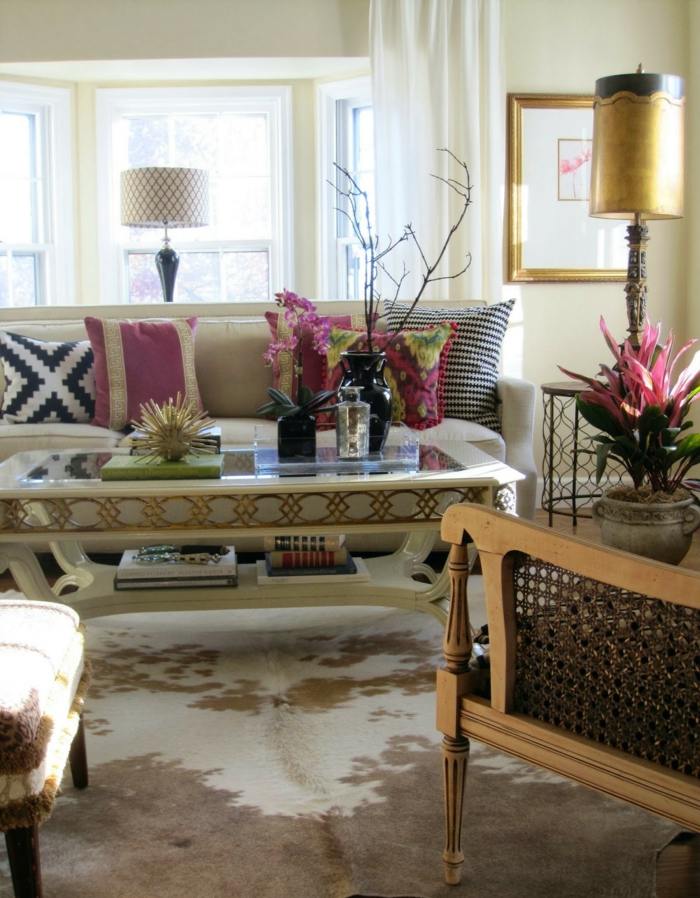 trendová bobuľová farba ako akcent v obývacej časti Trend-s-žiarivým-orchideovým-kobercom-vyrobeným z hovädzej kože