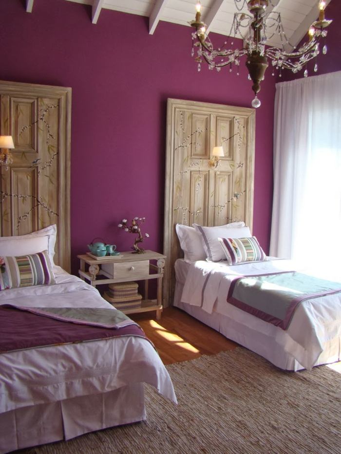 Spálňa s drevenými prvkami vo farbe bobule Žiarivé orchidey v spálni