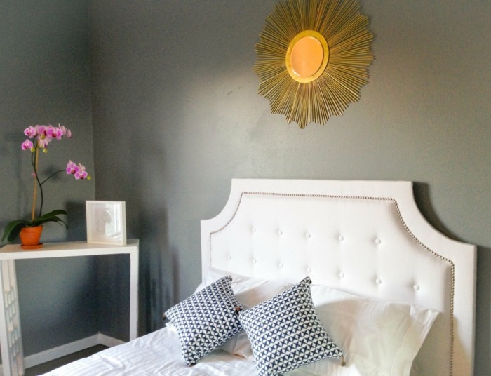 štýlový dekor v priestore na spanie s orchideami kvetináč šedo-bielych odtieňov s orchideou