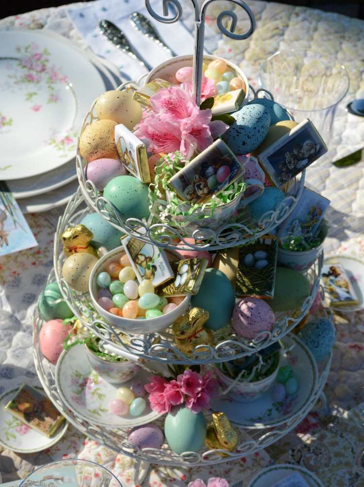 Ozdoba na Veľkonočné kov-etagere-biele-veľkonočné vajíčka-vajíčkové sladkosti-čokoláda