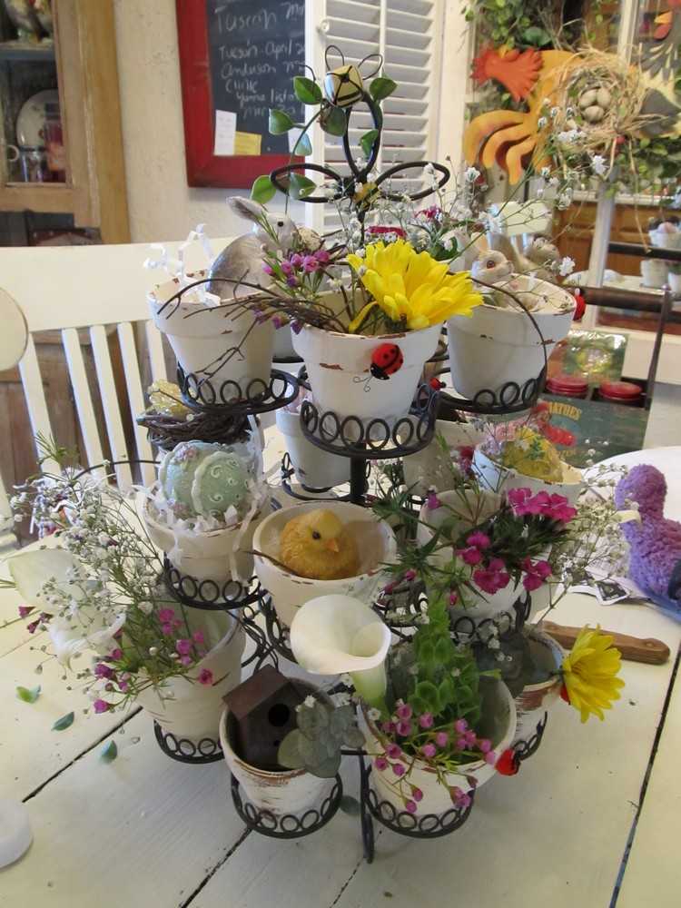 dekorácia-veľkonočné-poschodové-kovové-mini-hlinené-kvetináče