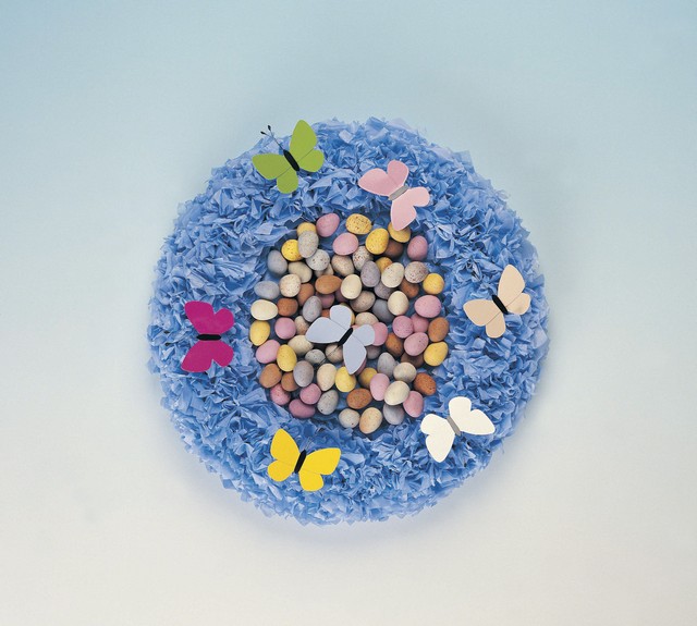 Motýle papierové veľkonočné vajíčka čokoládovo modrý farebný plastový papier