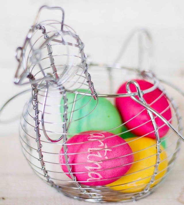 pre veľkonočnú sliepku kovový veľkonočný kôš veľkonočné vajíčka krieda označená