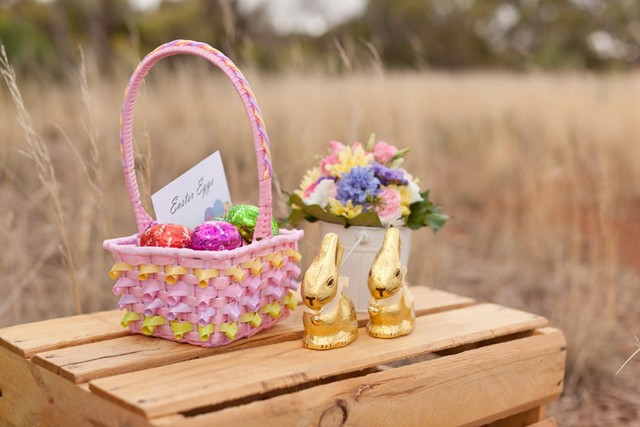 Poháre naplnia sladkosti kvety deti malý darček