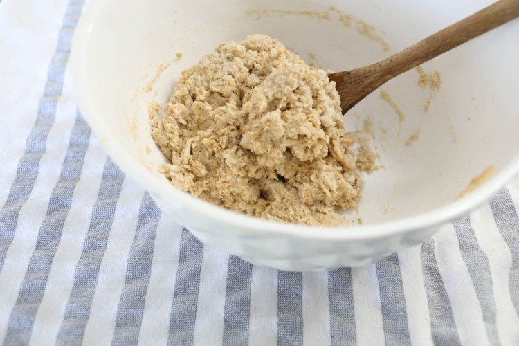 Do múčnej zmesi pridáme vodu a vymiesime cesto